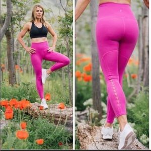 Zyia Active Fuchsia Brilliant High Rise 7/8 Leggings size 14-16